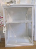 Gammelt Vitrineskab med glas i sider og l&aring;ge, samt en hylde